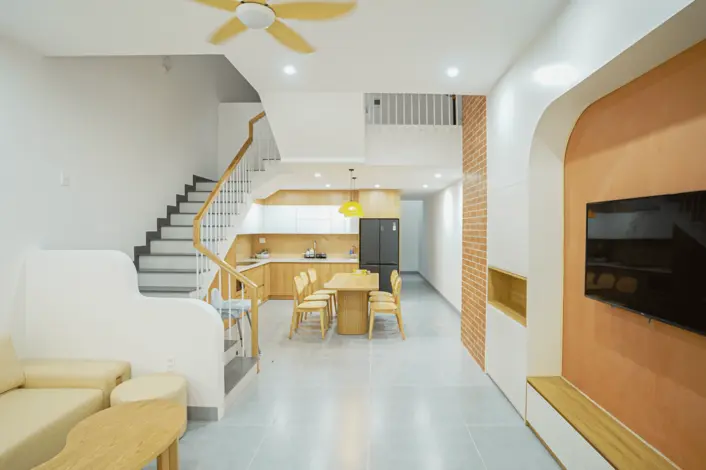 Bảng màu chủ đạo của Manh's House là trắng - gỗ, điểm nhấn là bức tường được sơn hiệu ứng