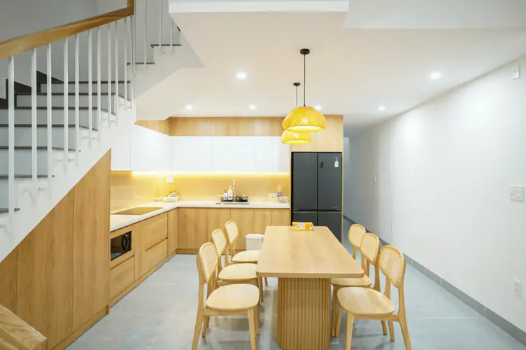 Bàn ăn bằng gỗ sồi có đủ chỗ cho cả gia đình quây quần trong mỗi bữa cơm