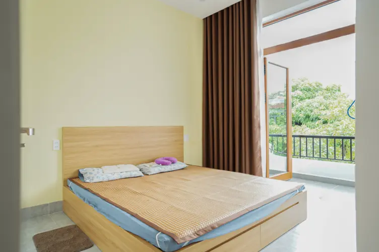 Không gian phòng ngủ được thiết kế theo đúng tinh thần tối giản với nội thất vừa đủ