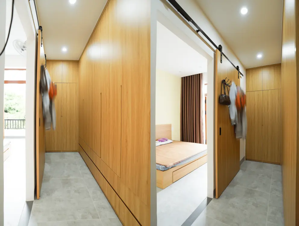 Khu vực tủ quần áo kịch trần được bố trí trong phòng ngủ master