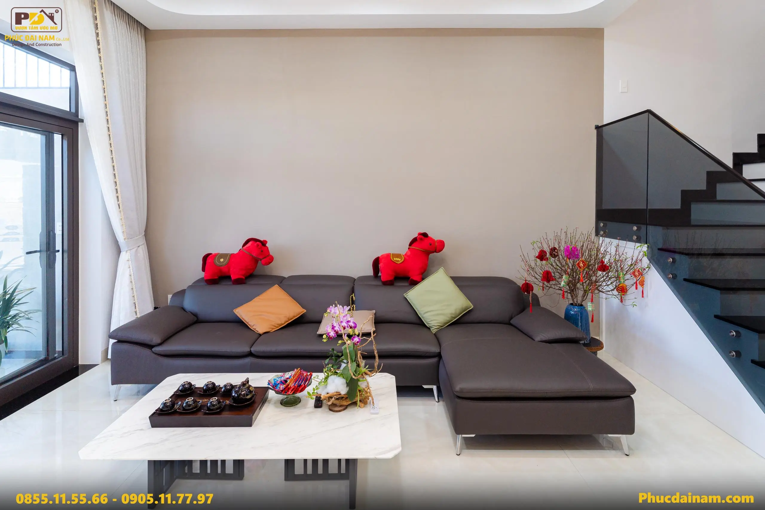 Bộ sofa lớn được bố trí gọn gàng tạo nên sự sang trọng cho khu vực tiếp khách